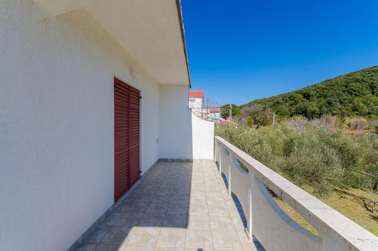 Apartments Vesna Kampor Екстер'єр фото